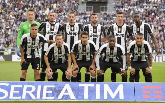 on-pitch-juventus-16-17-home-kit (2).webp